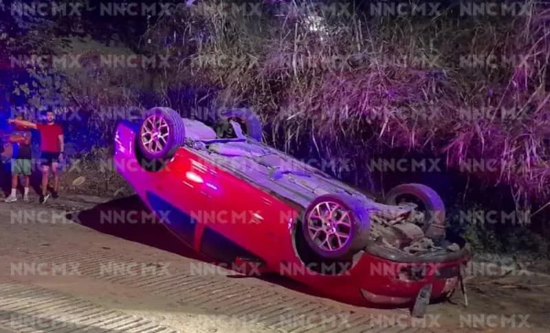 Puerto Vallarta. Se volcó el Jetta en la colonia El Calvario