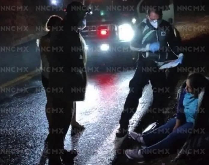 Mujer resulta lesionada tras aparatoso accidente de tráiler y compacto