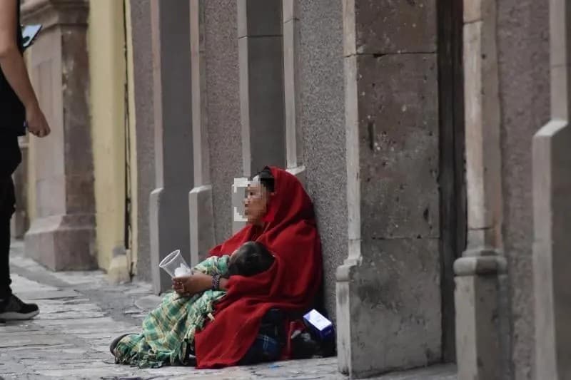 Proponen suspender patria potestad a padres que inciten a sus hijos a la mendicidad