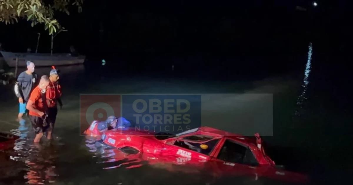 Buscan a mujer que viajaba en taxi que cayó al mar de San Blas