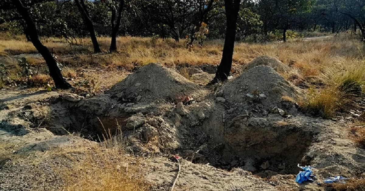 Hallan 12 bolsas con restos humanos en fosa clandestina de Tlajomulco, Jalisco