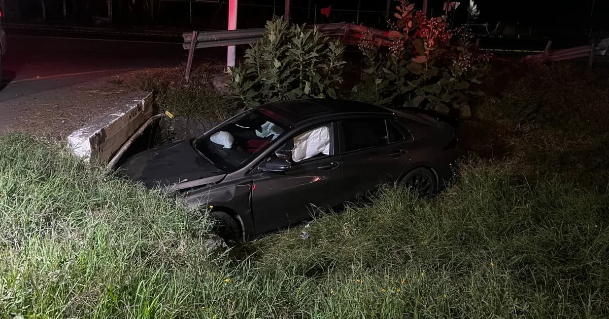 Abandonan vehículo tras chocar con barrera en libramiento de Nayarit