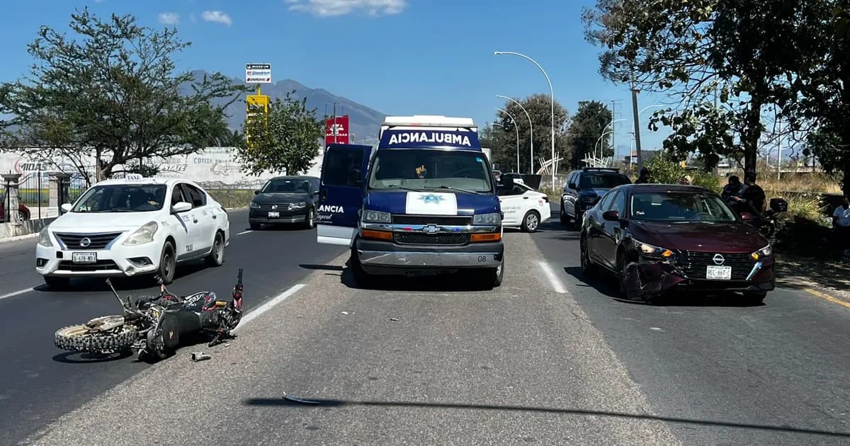 Accidente de motocicleta en Libramiento de Mazatlán deja una mujer lesionada