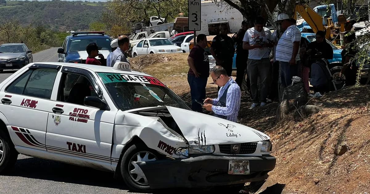 Choque entre taxi y vehículo particular en carretera Tepic-Bellevista