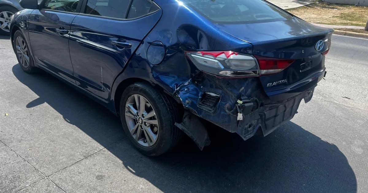 Accidente vial en Avenida México deja motociclista lesionado en Nayarit