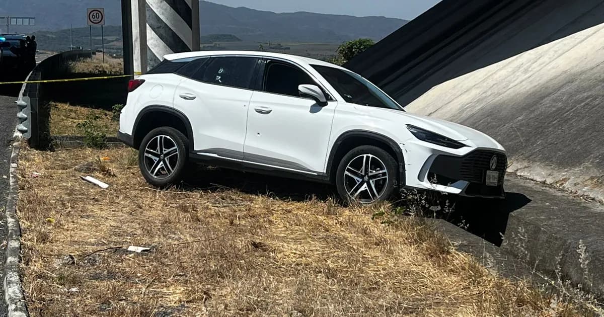 Hallan camioneta baleada abandonada en libramiento norte de Tepic