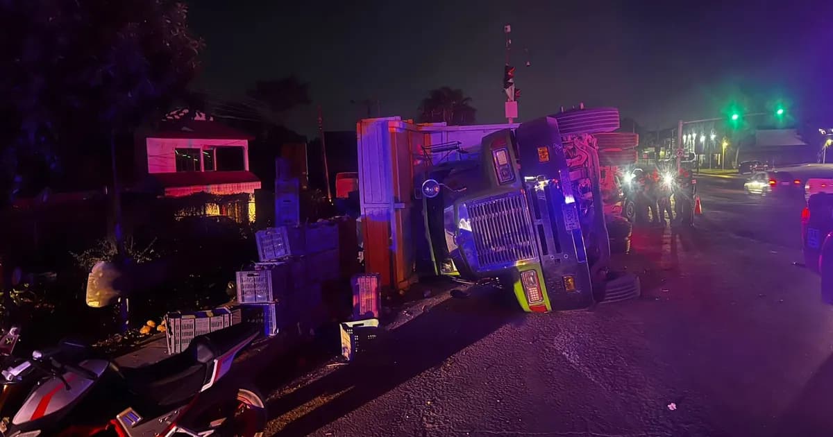 Tráiler cargado de jícama vuelca en cruce de Aguamilpa y Tecnológico en Nayarit