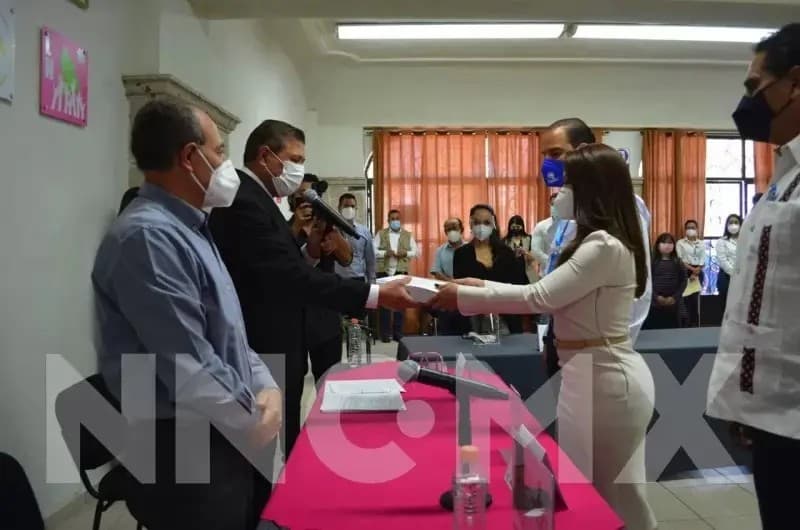 Gloria Núñez formaliza su aspiración a la gubernatura ante el IEEN