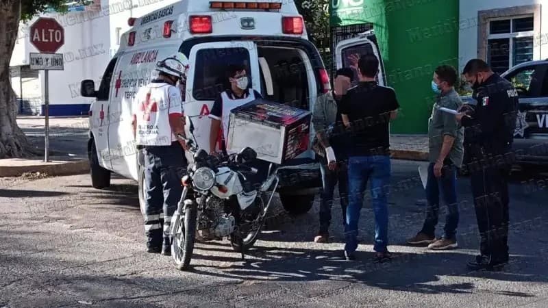 Motociclista repartidor se impacta contra vehículo de aseguradora en Tepic
