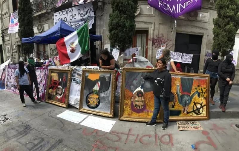 Protestas feministas en la CNDH ya se convirtió en un asunto político: AMLO