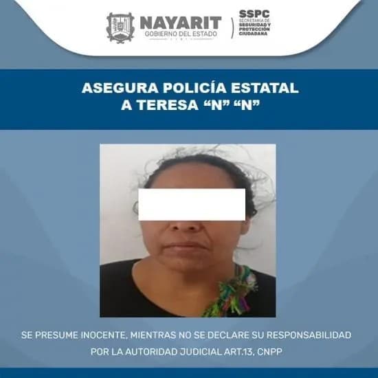 Mujer toca los barrotes