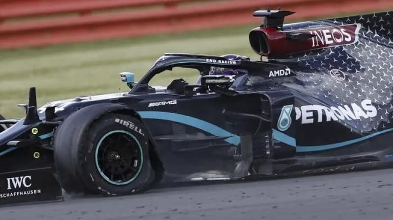 Hamilton gana con tres ruedas en un final dramático de Sainz