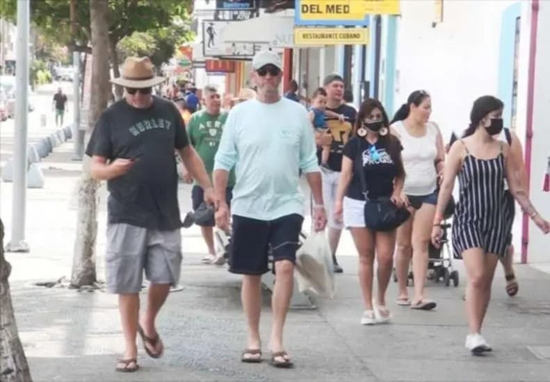 Reportan Aumento al Turismo en el Puerto; Abren Bares en la Ciudad