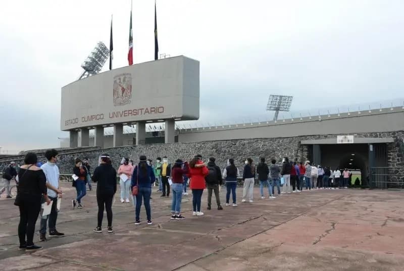 Miles de jóvenes presentan examen de la UNAM en el Estadio Olímpico Universitario