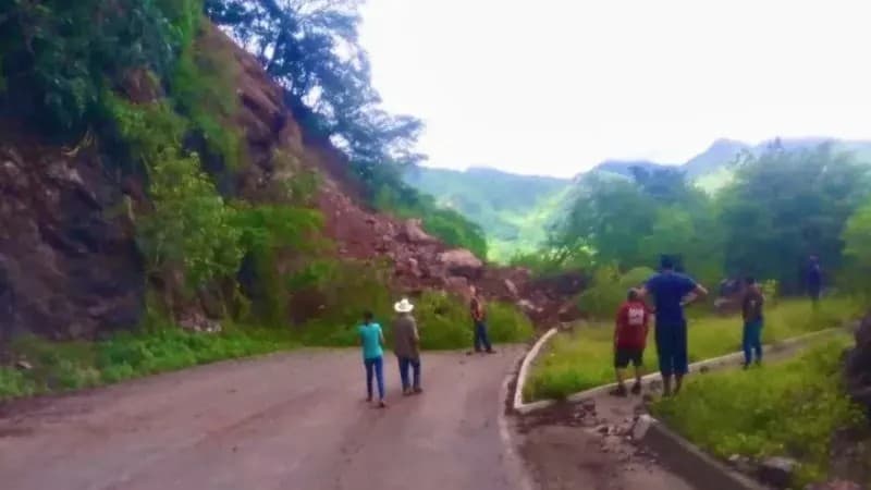 Cosalá. Cerro se derrumba en carretera cerca de Vado Hondo