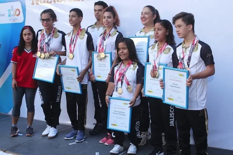 Entregan Becas a Niños y Jóvenes Deportistas