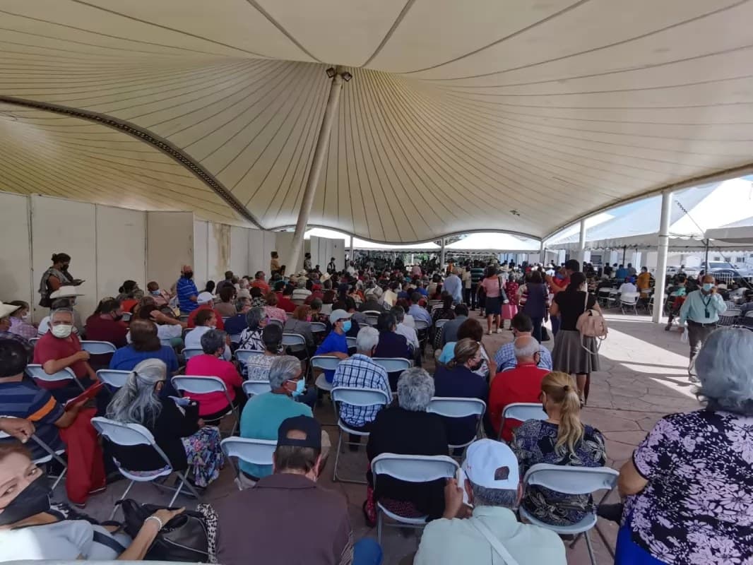 Refuerzan adultos mayores su protección contra la COVID-19