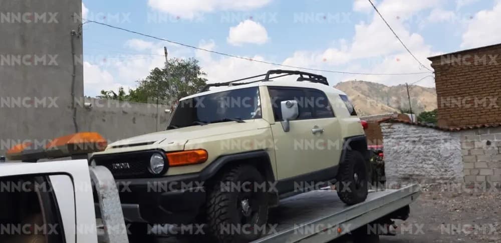 Tropas del ejército mexicano aseguran bodega con vehículos robados en el municipio de Jala