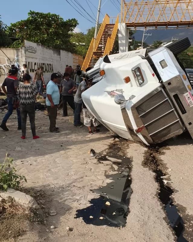 Mueren más de 50 migrantes en volcadura
