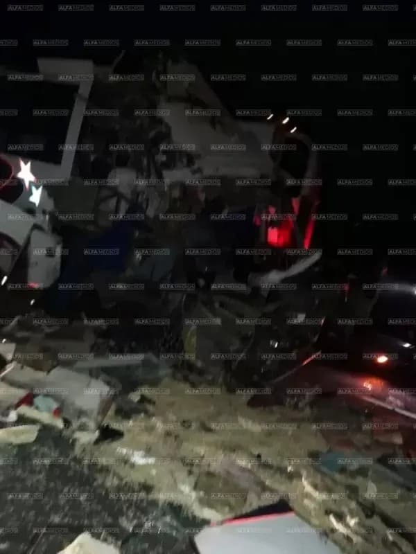 Autobus se impacta a trailer en la autopista guadalajara-tepic