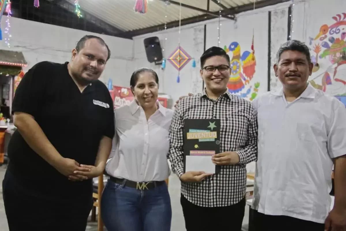 Rosa Rendon y Fugio Ortiz entregaron el Premio Municipal de la Juventud Rosamorada 2022