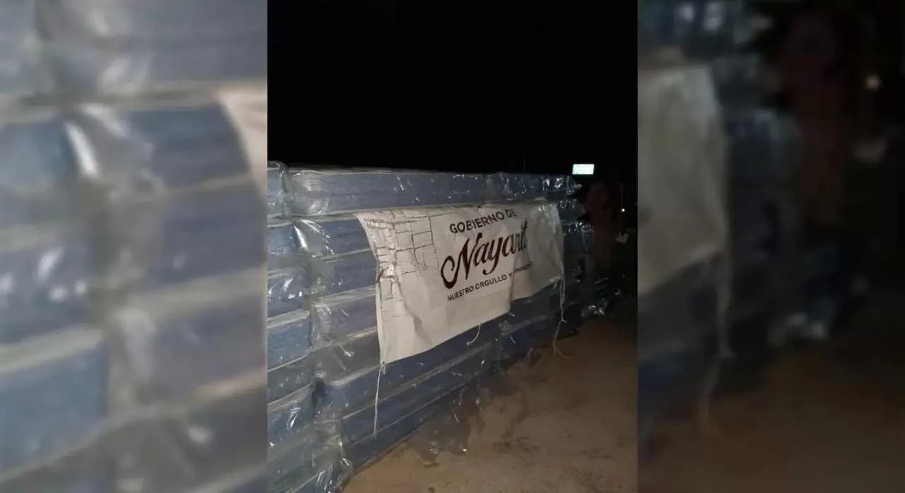 Llegan a Tecuala los primeros colchones para afectados del huracán Roslyn