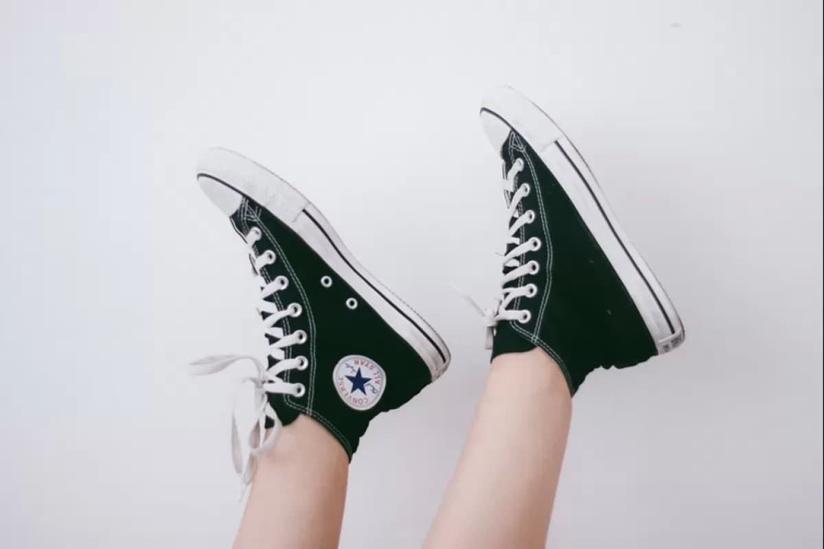 Las zapatillas negras de mujer con más estilo del año