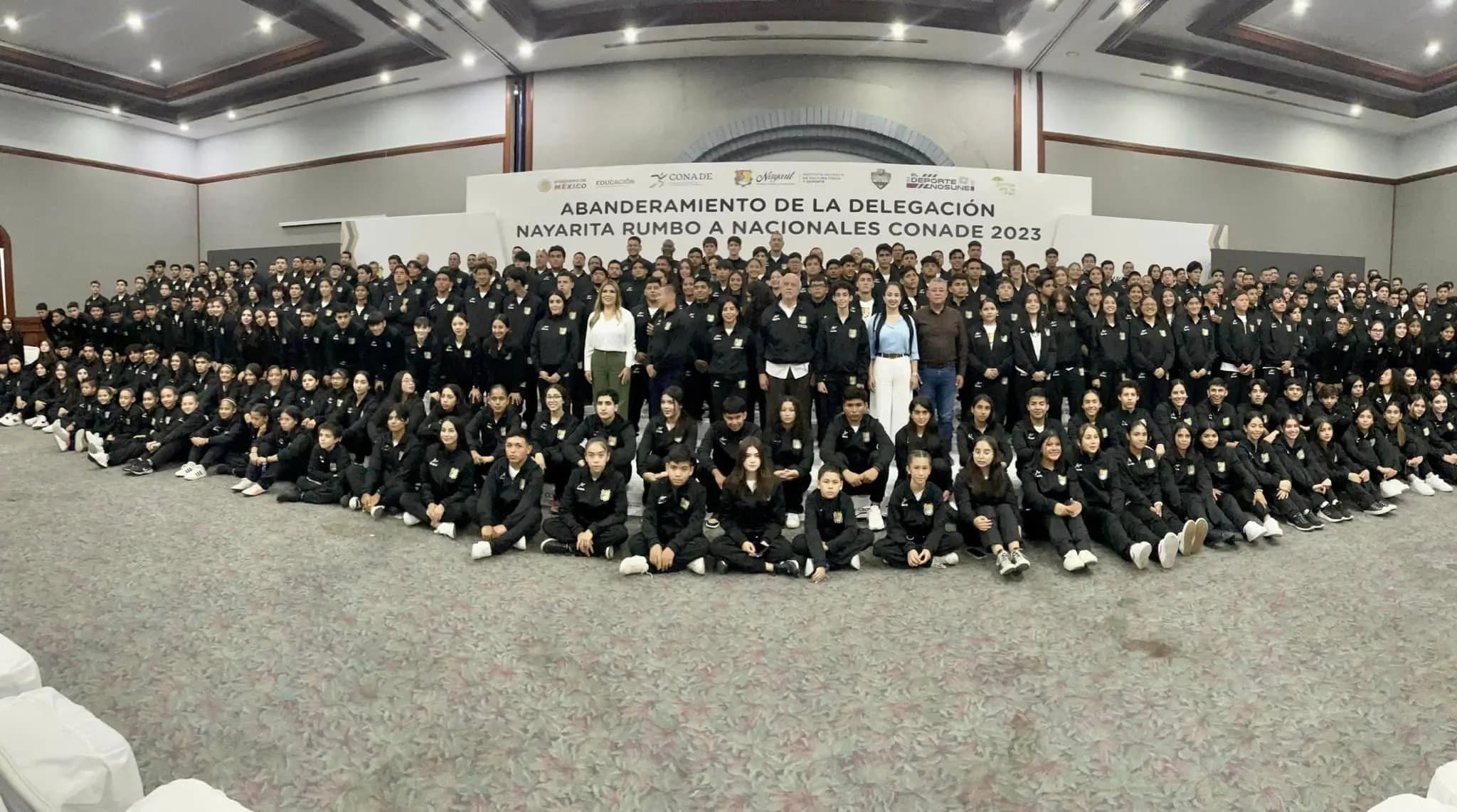 Abandera Navarro Quintero a deportistas