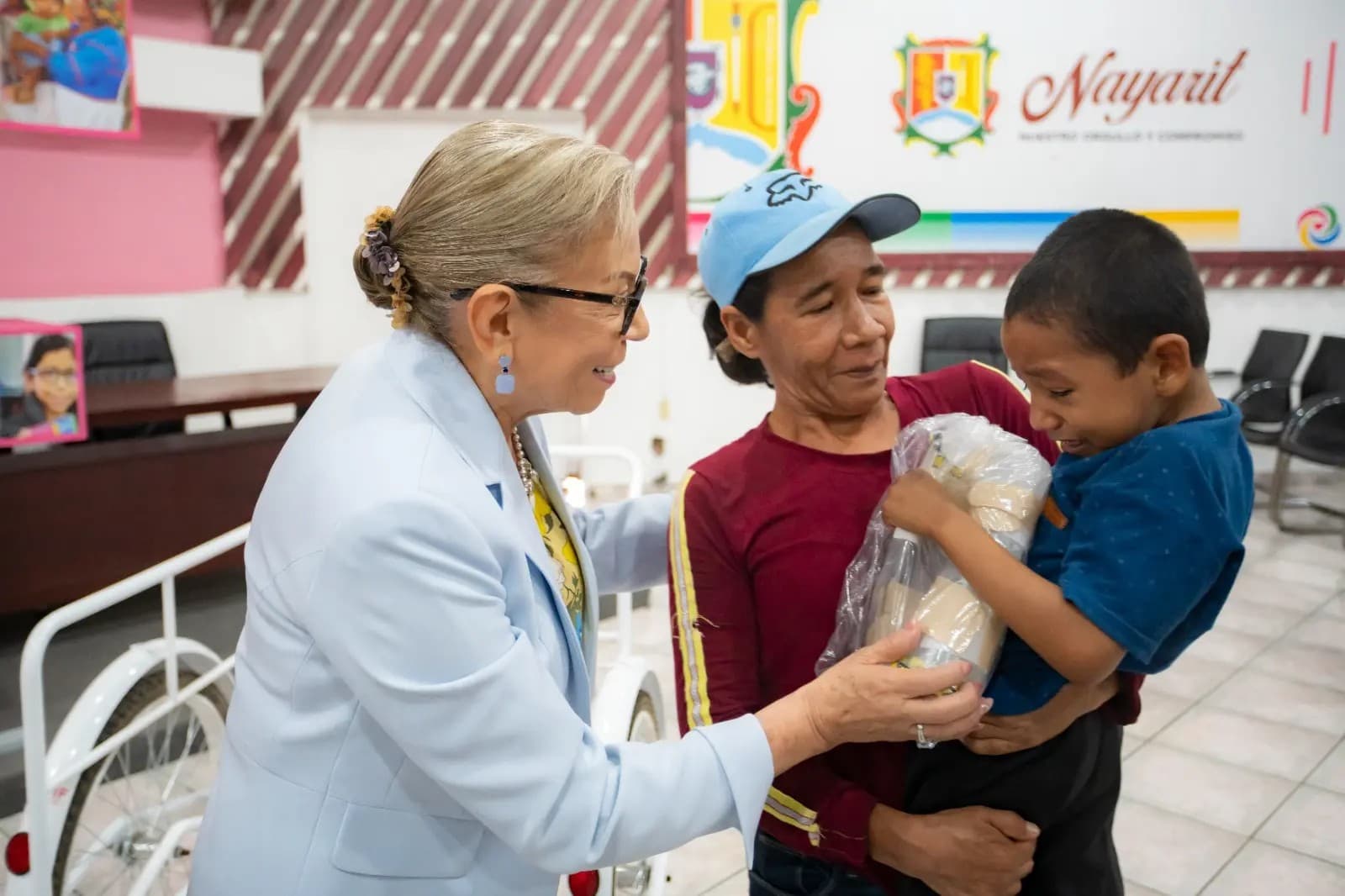 Mejora DIF Nayarit vida de familias de escasos recursos, con entrega de aparatos de movilidad
