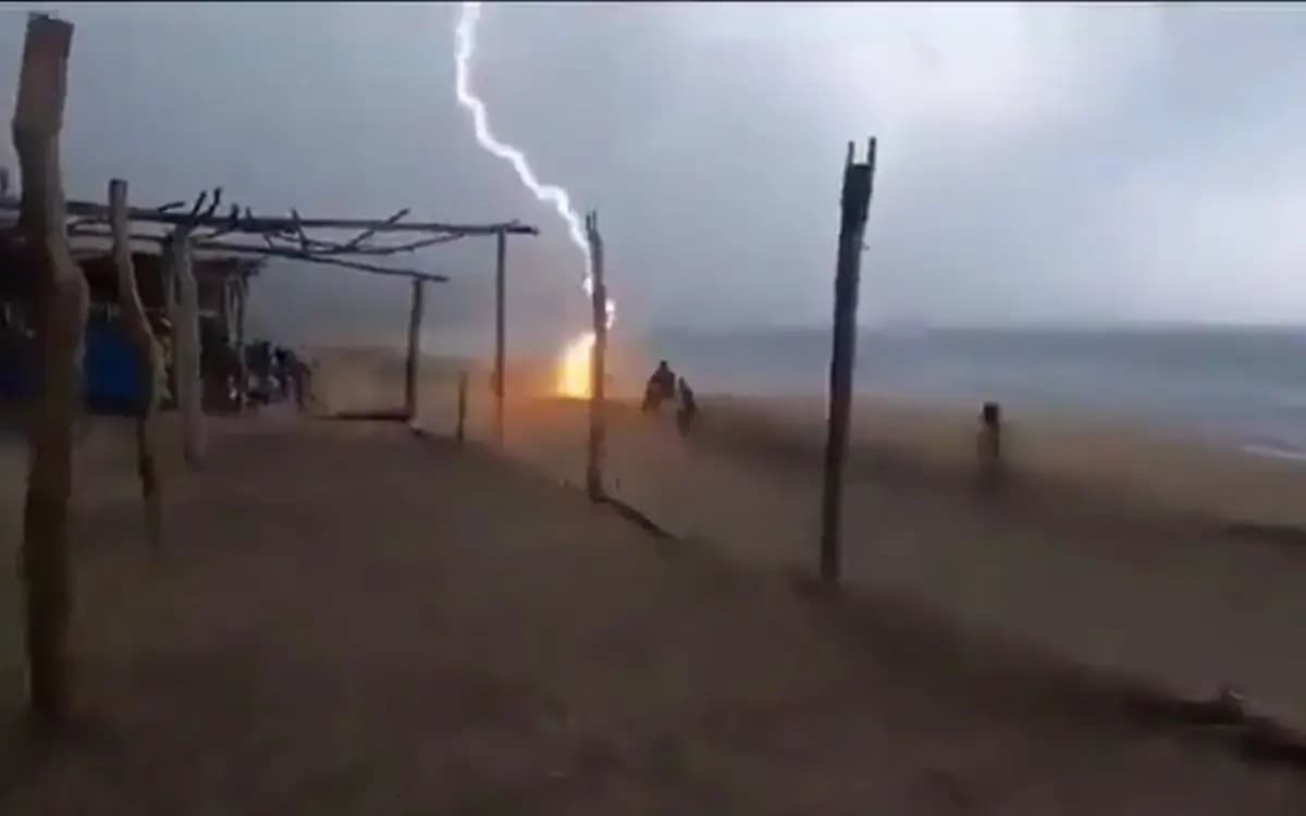 VIDEO: Rayo mata a dos personas en playas de Michoacán