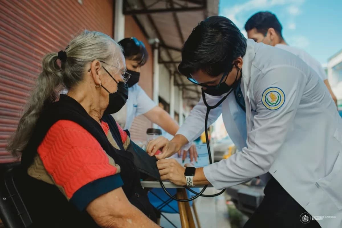 Llevó UAN brigadas de salud al Mercado Amado Nervo