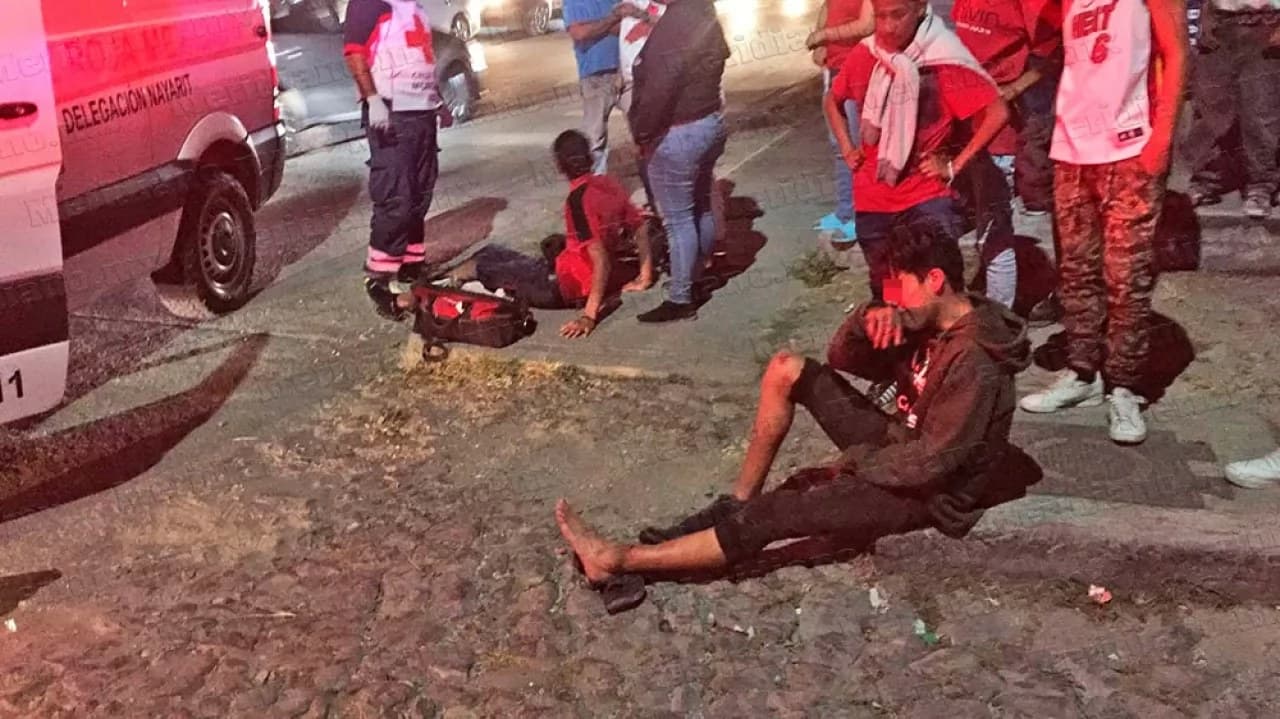 Azotaron chamaquitos tras choque en la Zapopan