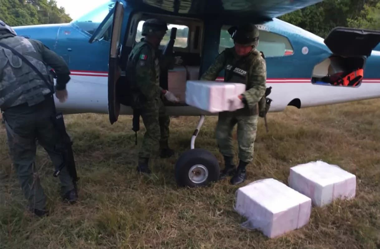 Aseguran avioneta con 400 kilos de cocaína en Oaxaca