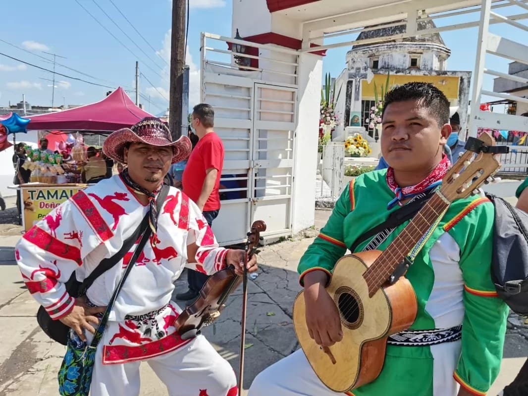 Tentación Musical: Desde la sierra traen su talento a los panteones de Tepic