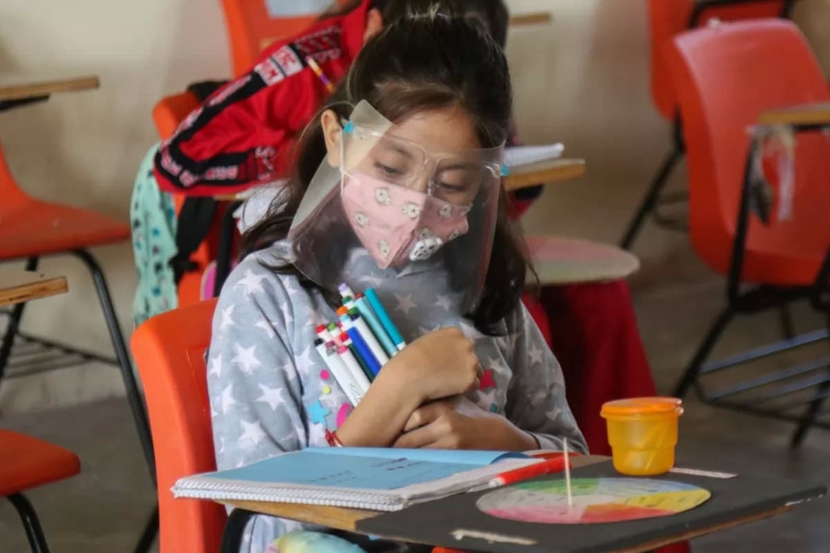 Estudiantes tepicenses felices de regresar a las aulas