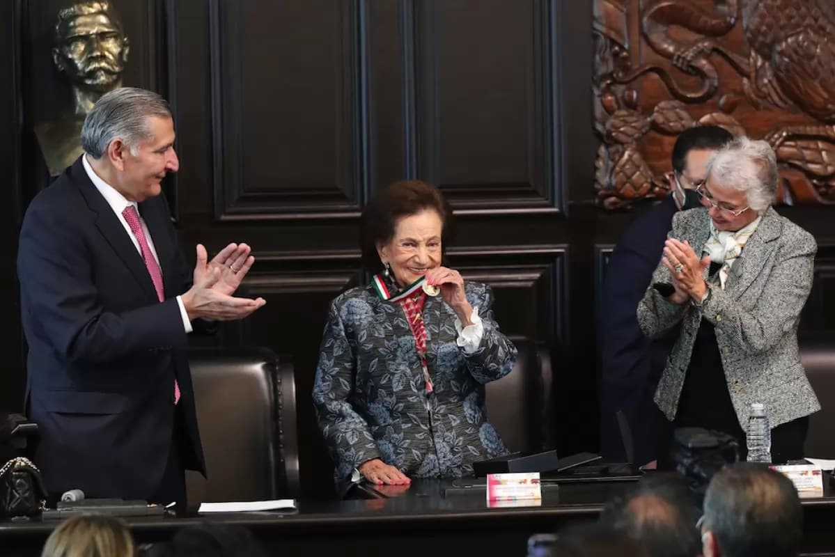 Honran a Ifigenia Martínez y al Dr. Manuel Velasco con la Medalla Belisario Domínguez