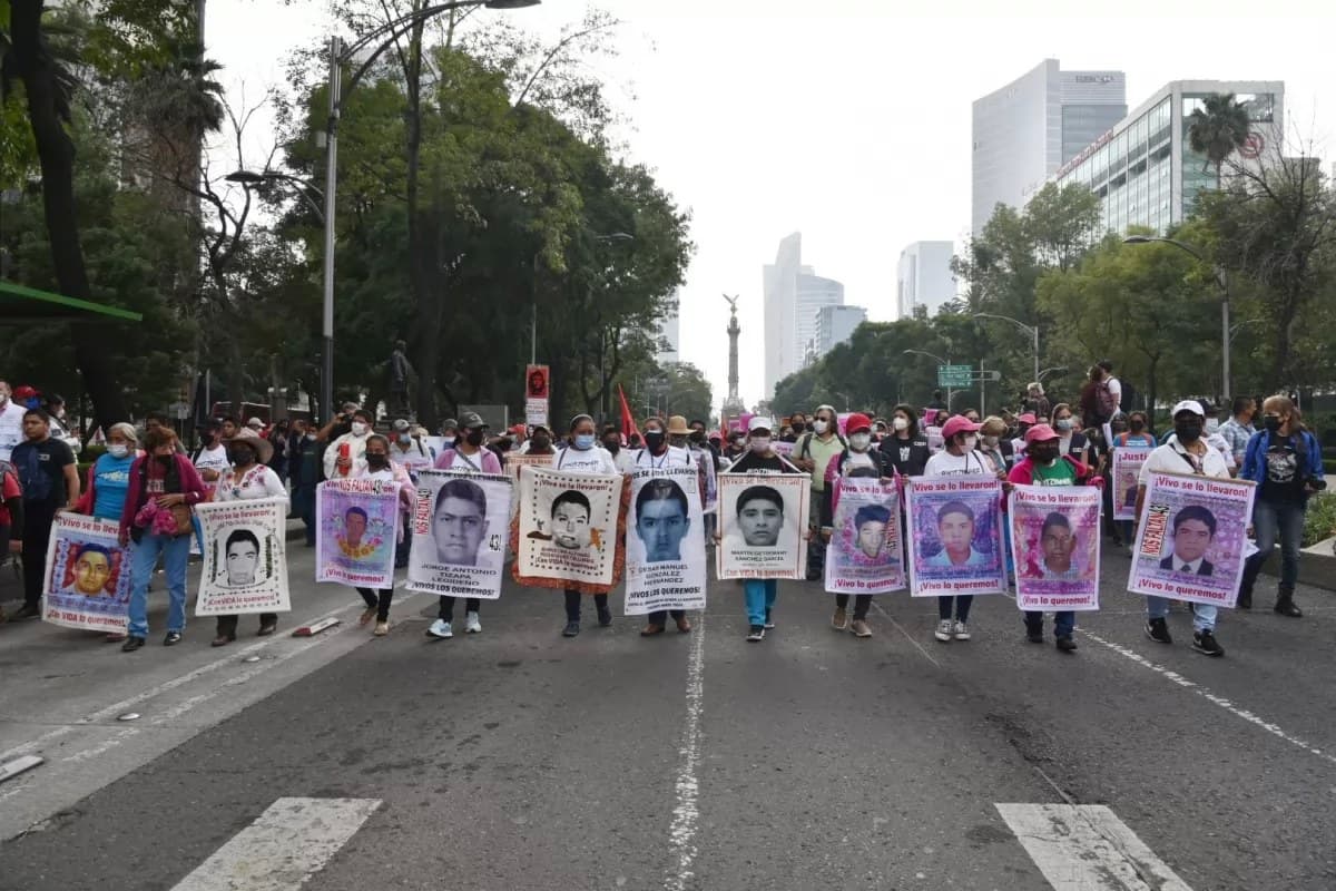 \"7 años sin justicia\": Marchan por Caso Ayotzinapa en la CDMX