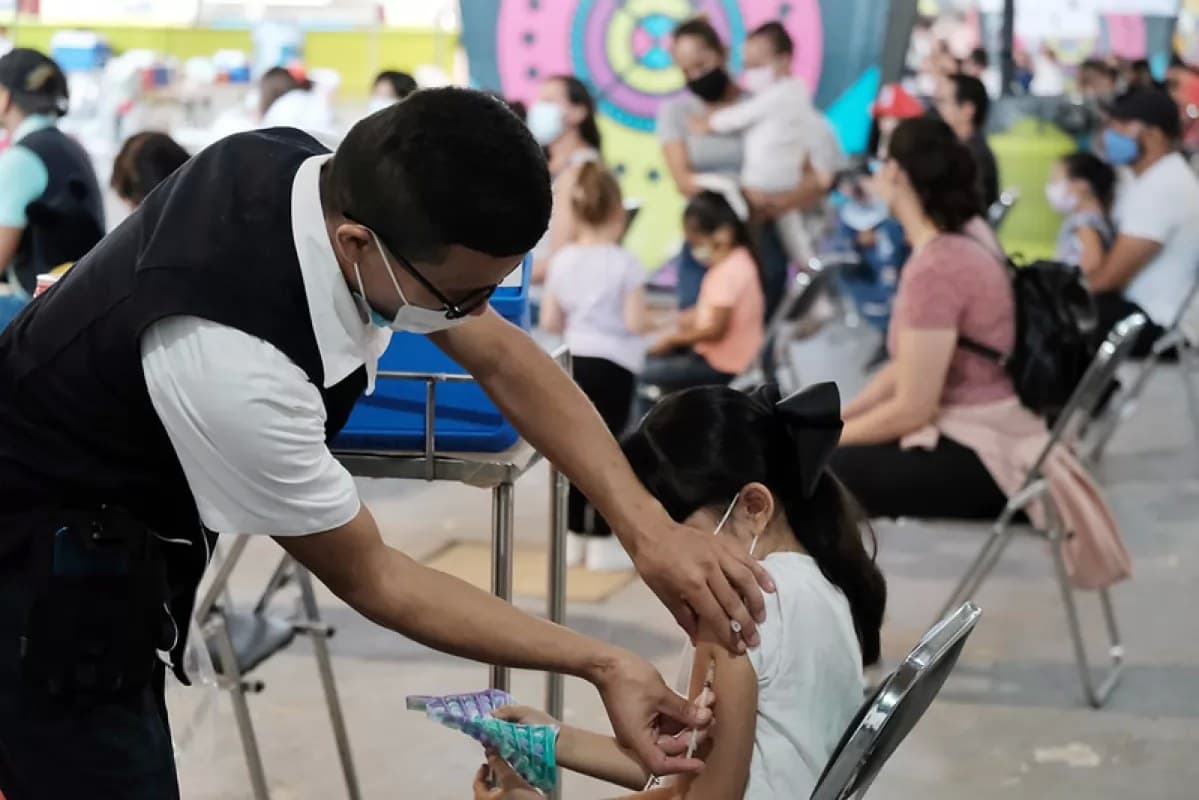 Vacunará México a menores de edad en octubre
