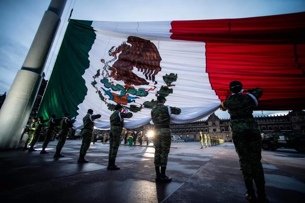 Bandera a media asta en memoria de las víctimas del sismo de 1985 y 2017