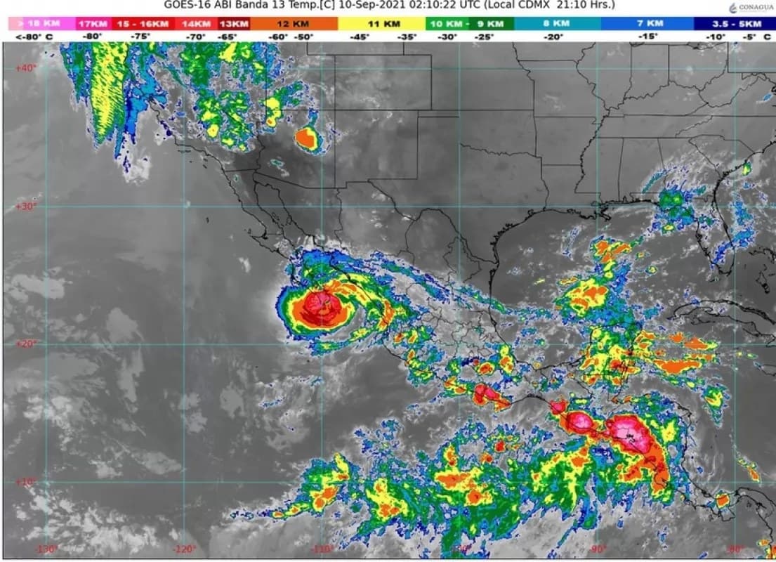 Huracán Olaf toca tierra en Baja California Sur