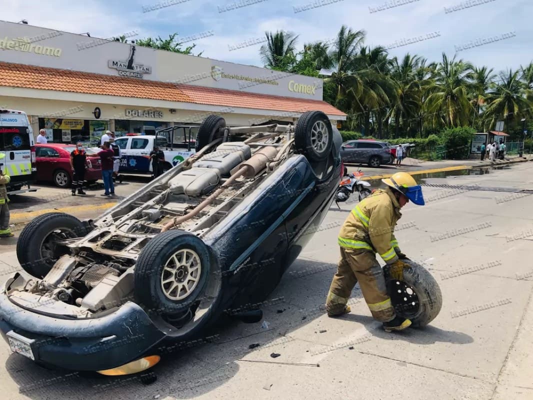 ¡alcantarilla en mal estado provocó una volcadura!