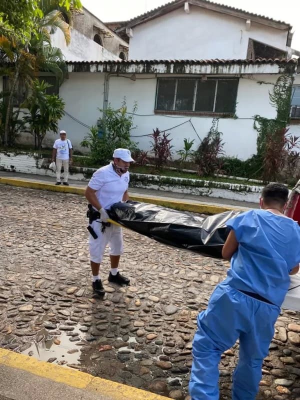 ¡se murió extranjero!