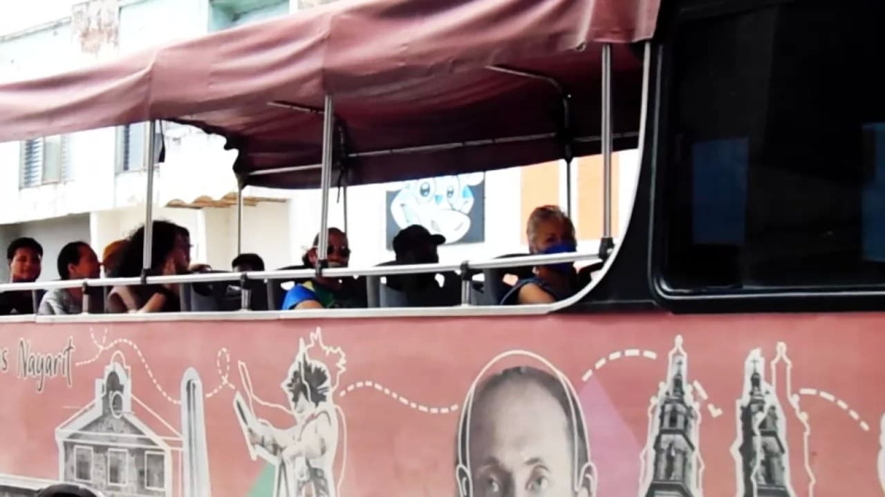 Pasean sin cubrebocas por Tepic en turibus privado