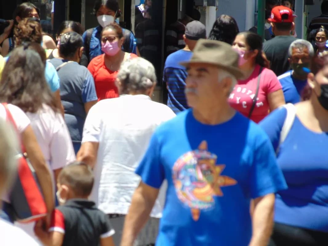 Tepicenses se pasean sin cubrebocas en el Centro Histórico