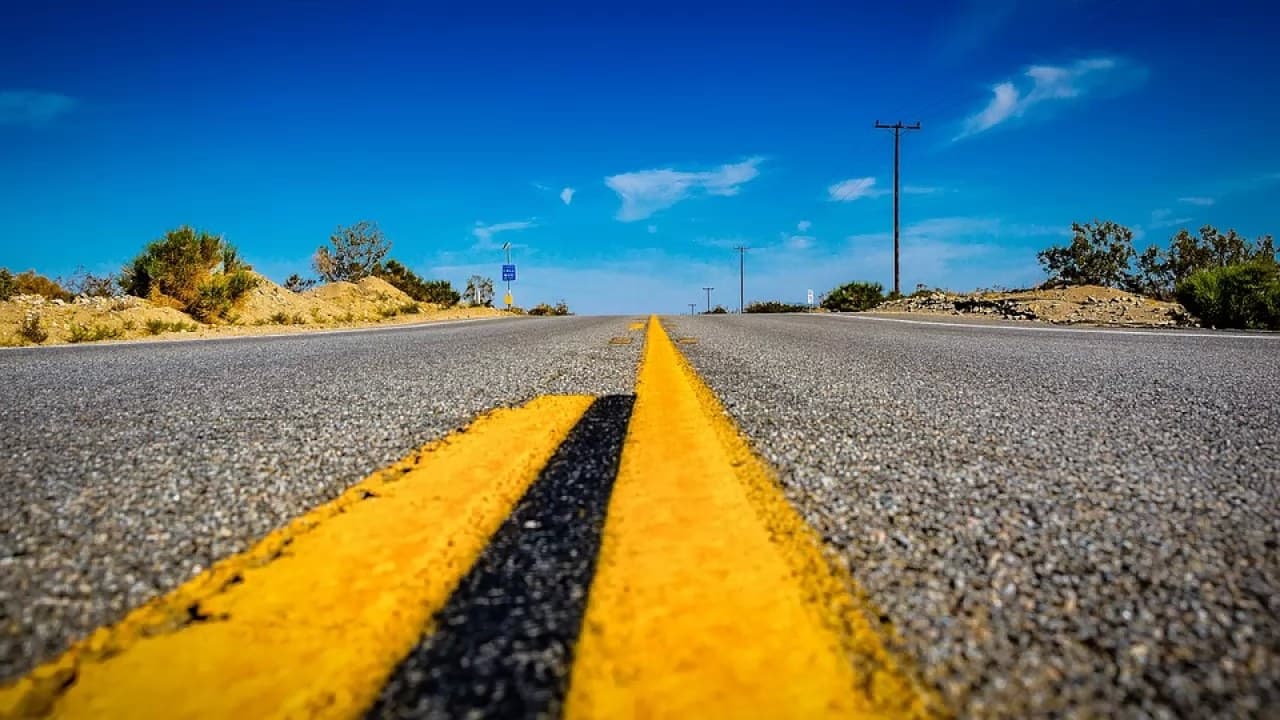 ¿Por qué se daña el asfalto y cómo se reparan los baches?