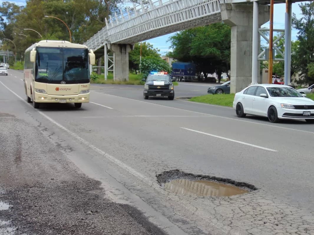 Baches ponen en riesgo a vehículos y motociclistas en el Libramiento de Tepic