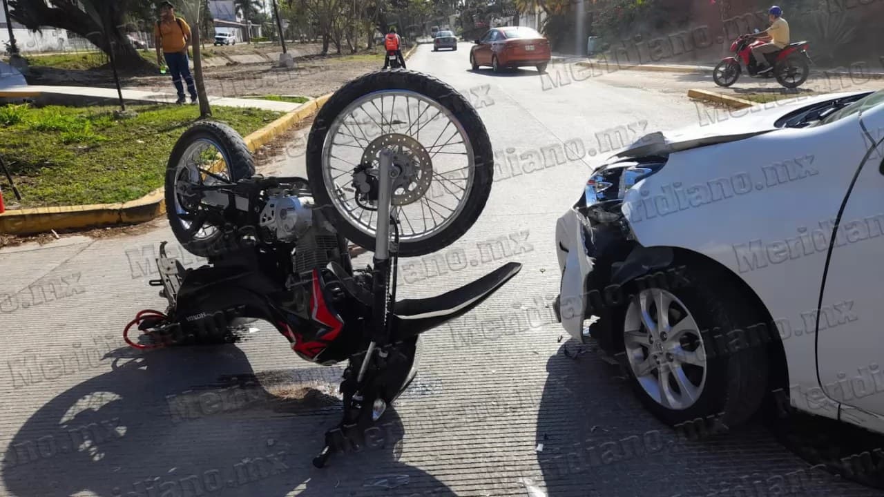 La libró de milagro, moto chocó contra un nissan