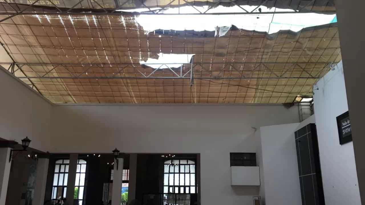 Colapsa toldo del Ayuntamiento de Tepic; Ya se está reparando