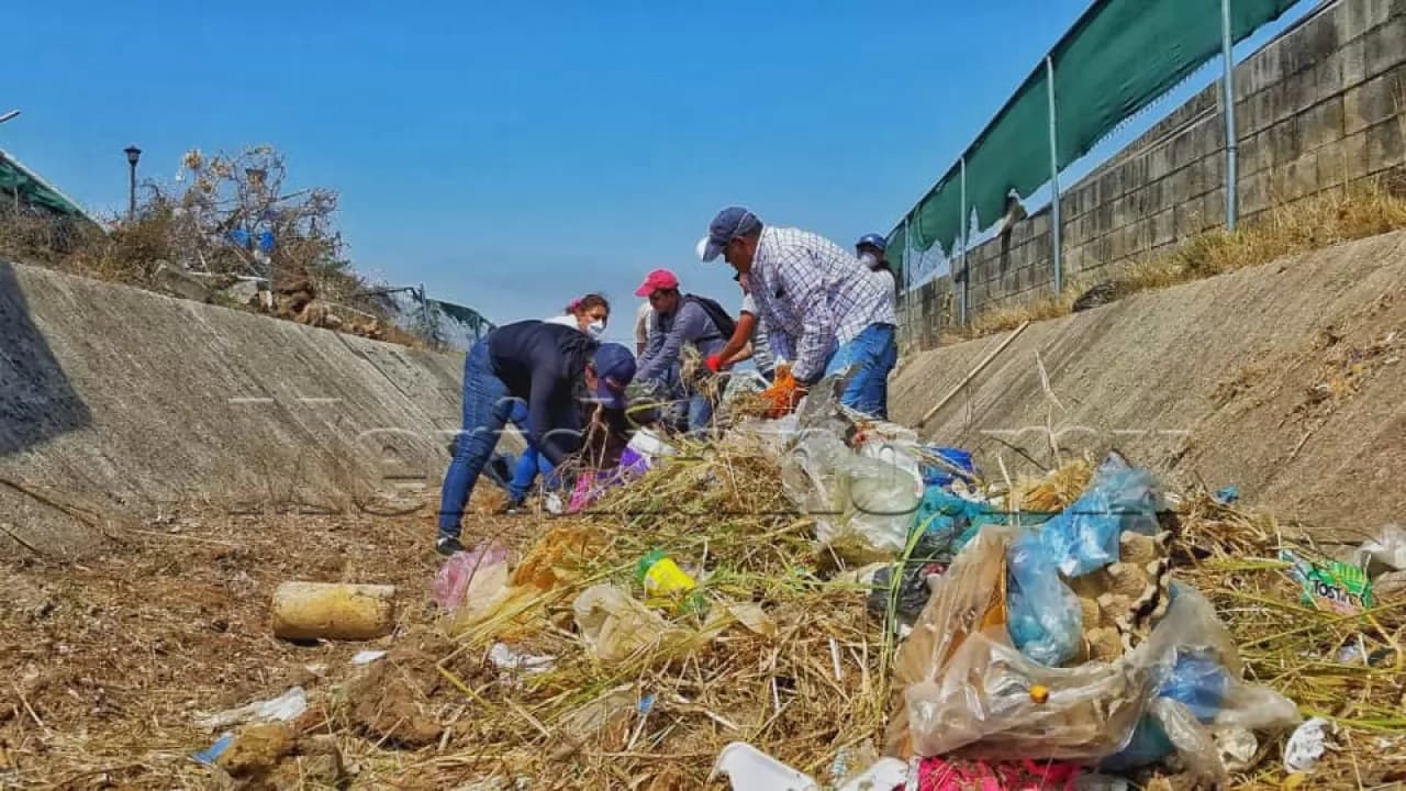Avanza limpieza de canales ante el temporal de lluvias en Tepic