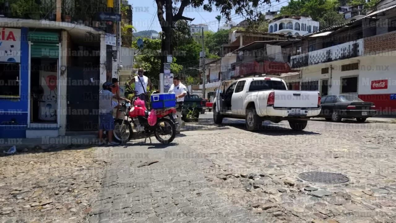 Cobarde atropelló a motociclista y huyó
